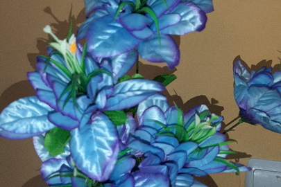 Штучна квітка фіолетово-голубого кольору