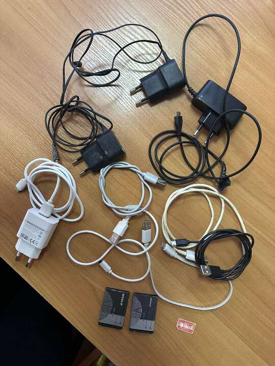 Чотири зарядних пристрої, чотири USB кабелі, дві батареї живлення до мобільного телефону та сім карта мобільного оператора МТС, б/в