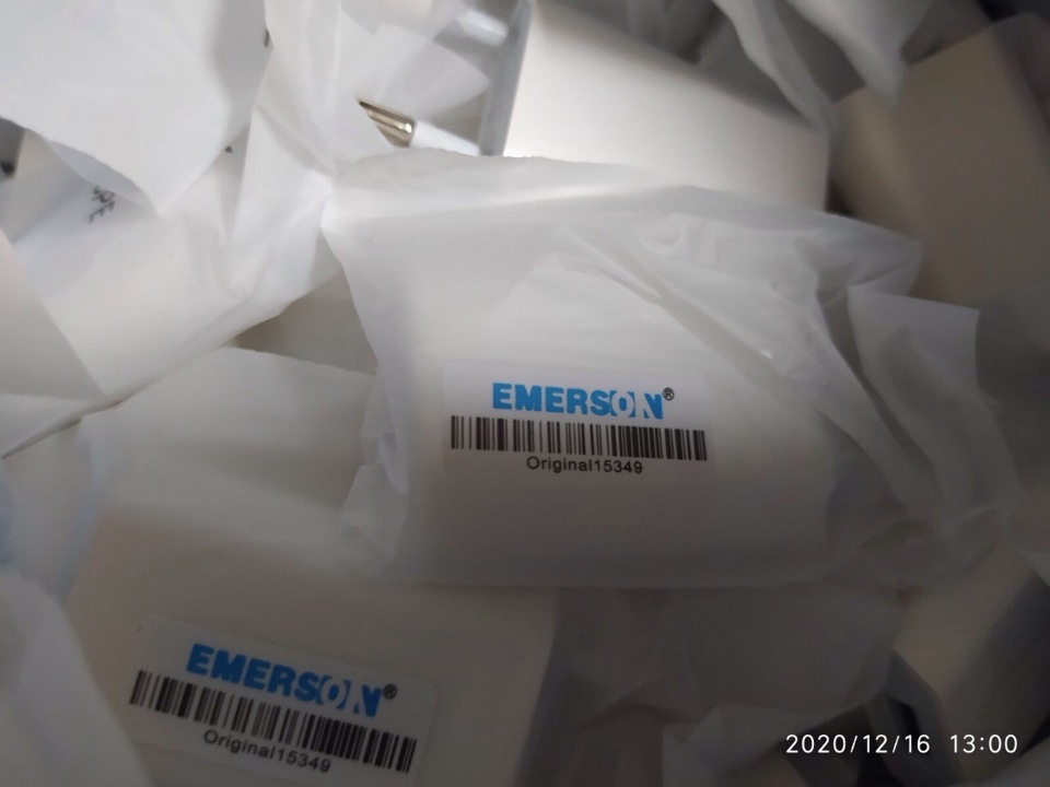 Зарядні пристрої для мобільних телефонів EMERSON  торгової марки «Apple» в кількості 133 шт.