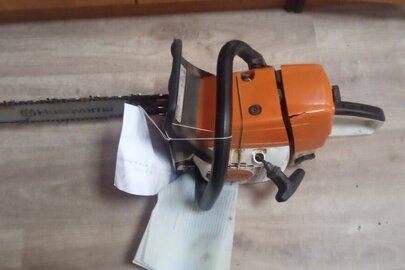 Конфісковане майно за рішенням суду: Бензопила марки «Stihl», помаранчового кольору, стан - бувша у використанні, в неробочому стані, з візуального обстеження встановлено відсутність складових частин, корпус пошкоджений Рік викуску - не відомо.