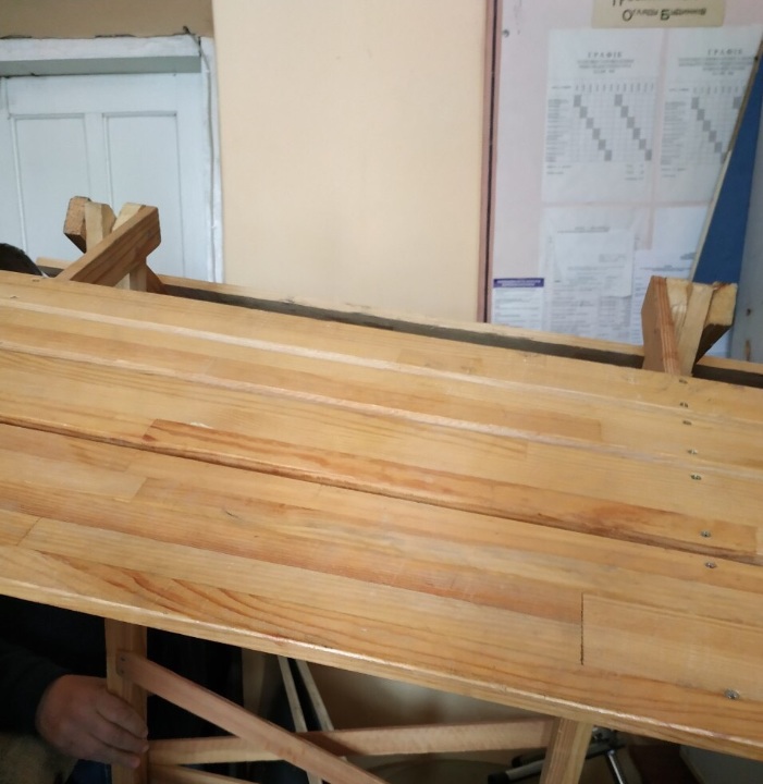 Стіл дерев'яний маленький, 1 шт.