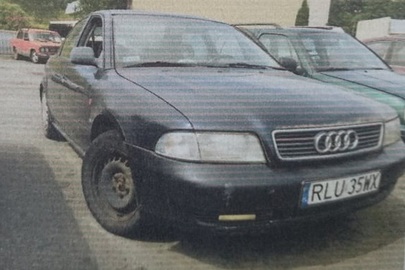 Транспортний засіб марки Audi A4, 1995 року випуску, реєстраційний номер RLU35WX, № кузова WAUZZZ8DZSA031083, синього кольору, об'єм двигуна 1592 см.куб., бензин/газ