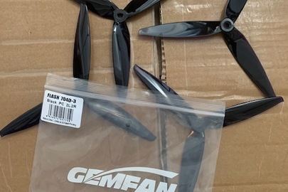 Propeller (пропелер) з маркуванням GEMFAN FLASH 7040-3 Black PC 2L2R Кількість - 36 - уп. Стан новий.