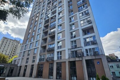 Двокімнатна квартира загальною площею 69,50 кв.м, житлова площа: 31,40 кв.м, що розташована за адресою: м.Київ, просп. Валерія Лобановського, буд.144, кв.56