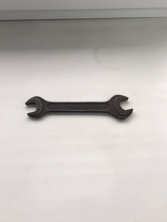 Інструментальний ріжковий ключ розміром 17х19, бувший у використані