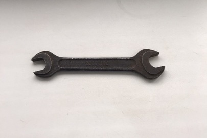 Інструментальний ріжковий ключ розміром 17х19, бувший у використані
