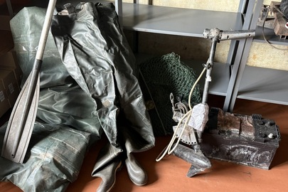 Конфіскація майна за рішенням суду: гумовий надувний човен «Grif», одне весло, електродвигун з гребним гвинтом, акумулятор, рибацький гумовий костюм, два сіткоснастевих знаряддя, б/в