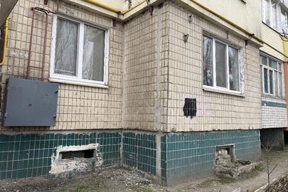 ½ частини трикімнатної квартири загальною площею 70,6 кв.м., житловою площею 41,4 кв.м., Дніпропетровська область, Кам'янський район, місто Кам'янське, бульвар Будівельників, будинок 40, квартира 4.