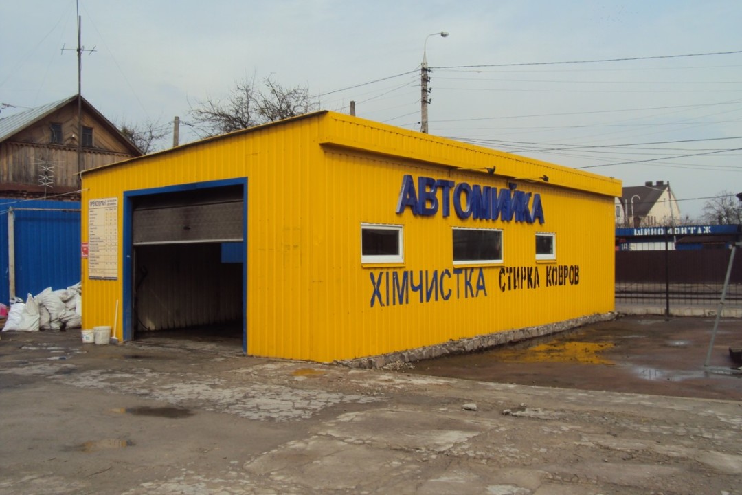 Мийка легкових автомобілів з відділом торгівлі непродовольчими товарами та тимчасової стоянки автомобілів, заг. площею 95.0 кв.м, та земельна ділянка 0.0924 га, кад. номер 1810136300:10:032:0004, за адресою: м. Житомир, вул. Святого Йоана Павла,ІІ, буд.32