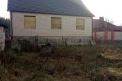 1/2 частина незавершеного будівництва та 1/2 частина земельної ділянки загальною площею 0.1 га кад.ном.1822510100:01:013:0269,  що заходиться за адресою: Житомирська обл., м. Коростишів, вул. Посяди, 32