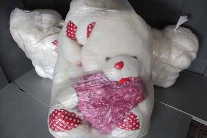 М’яка іграшка у вигляді ведмедя світло-жовтого кольору, з подушечкою у вигляді серця, висотою 1 м - 6 шт.