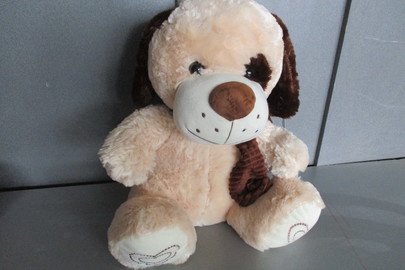 М’яка іграшка у вигляді собаки, світло-коричневого кольору з темно-коричневими вставками, висотою 50 см 