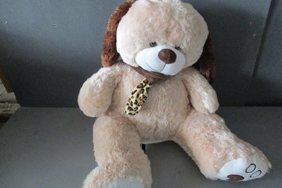 М’яка іграшка у вигляді собаки, світло-коричневого кольору з темно-коричневими вставками, висотою 55 см