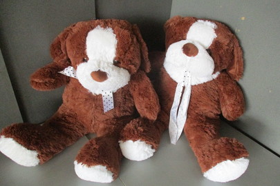 М’яка іграшка у вигляді собаки, світло-коричневого кольору з білими вставками, висотою 50 см - 2 шт.