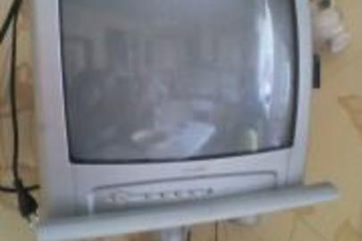 Телевізор Rainford сірого кольору з пультом управління в робочому стані
