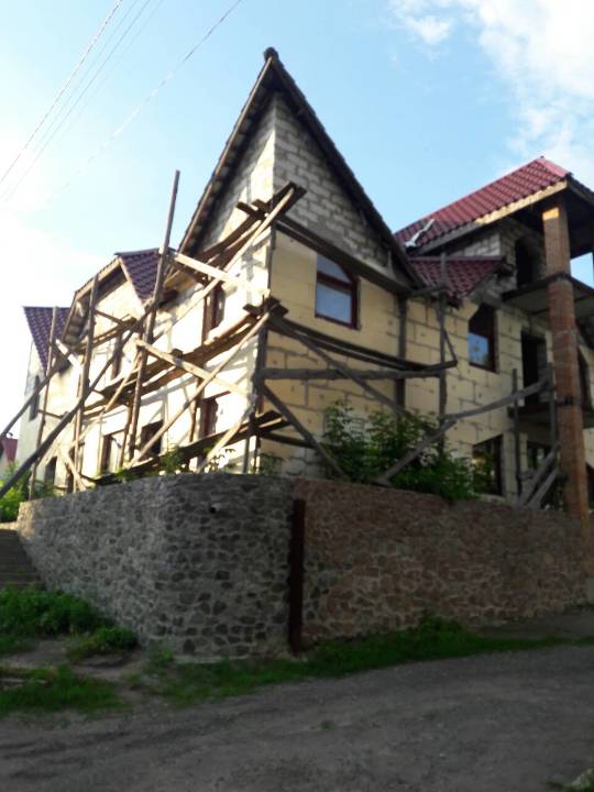 Житлове приміщення готель незавершеного будівництва, площею 495.5 кв.м, за адресою: Київська обл., Бородянський р-н, смт. Бородянка, вул. Центральна, 242-А