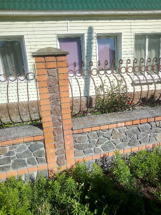 Домоволодіння в складі: 38/100 частина житлового будинку загальною площею 88.2 кв.м. та земельна ділянка площею 0.0703 га, К/Н 3210300000:04:013:0077, за адресою: Київська обл., м. Біла Церква, вул. Надрічна, 50