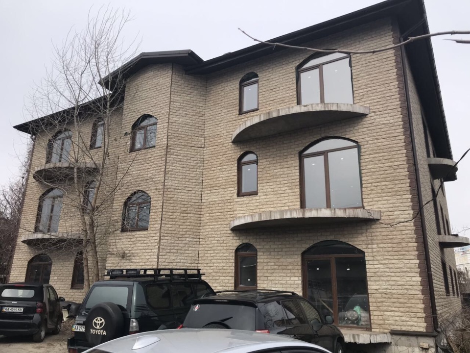 1/6 частина житлового будинку № 4 та 1/6 частина земельної ділянки площею 0.0700 га., К/Н 8000000000:85:467:0011, за адресою: м. Київ, вул. Рожева