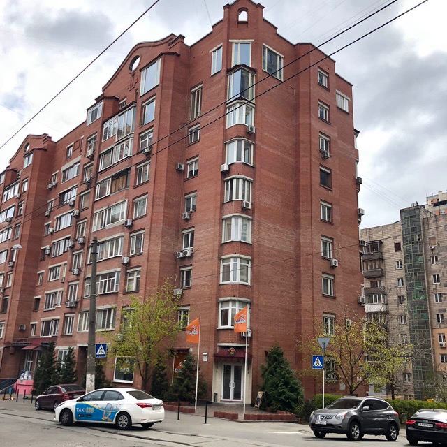 1/2 частина нежитлового приміщення, площею 91.20 кв.м., що є 10/100 частини від нежитлових приміщень (в літ. А), площею 910.30 кв.м., за адресою: м. Київ, вул. Дмитрівська, 45