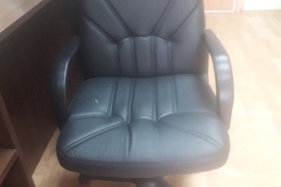 Крісло офісне, чорного кольору (шкірозамінник), 1шт., б/в