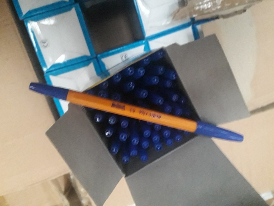Кулькові ручки в помаранчевому пластиковому корпусі з синім пластиковим ковпачком в кількості 30000 шт.