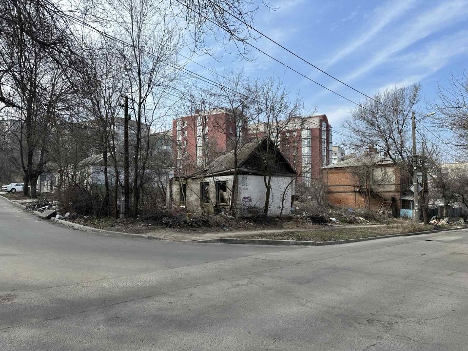 Домоволодіння з будівлями та спорудами, загальною площею 82,3 м.кв. та земельна ділянка, к.н. 1210100000:06:054:0015, площею 0,0441 га за адресою: Дніпропетровська область, м. Дніпро, вул. Свєтлова, будинок 63а