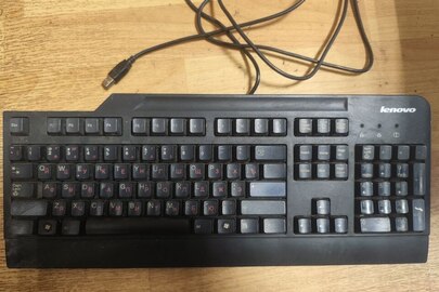 Конфісковане майно за рішенням суду: комп’ютерна клавіатура фірми "Lenovo", s/n: 02557628, в кількості 1 шт., стан б/в