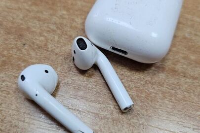 Конфісковане майно за рішенням суду: бездротові навушники Apple AirPods2 (A1602), білого кольору, стан б/в