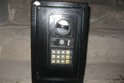 Металевий сейф чорного кольору з кодовим замком