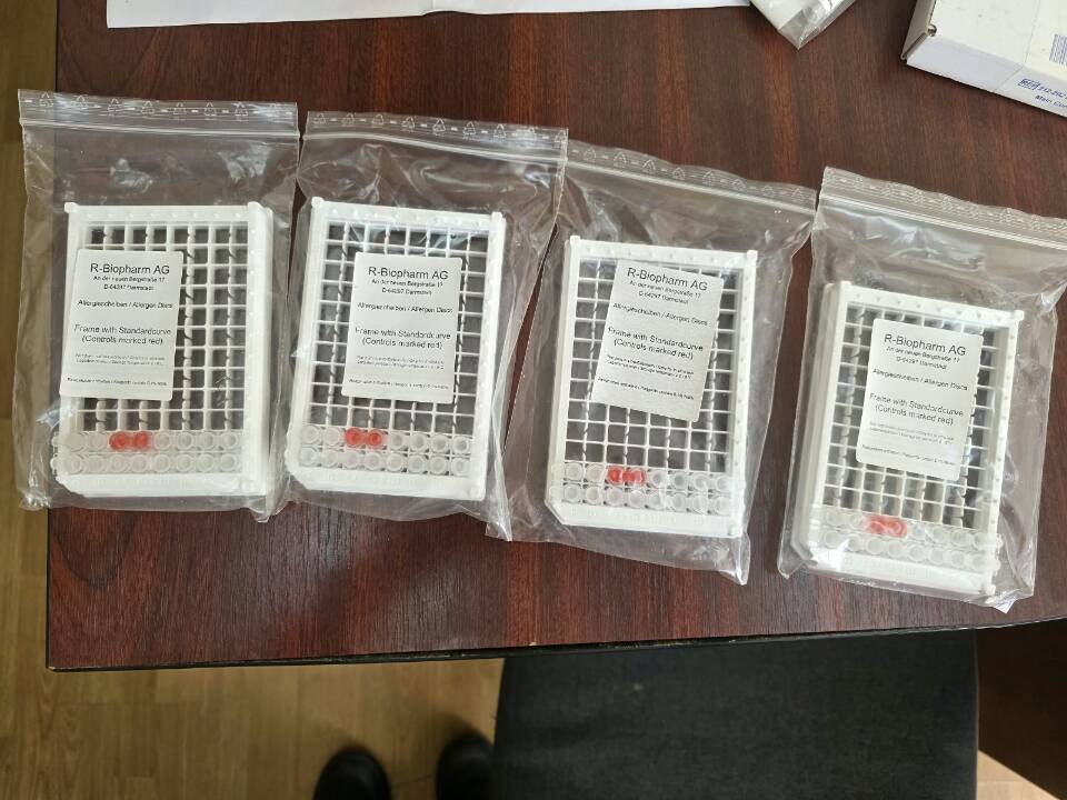 Рухоме майно в кількості 6 позицій: (індикаторні смужки, індикатори, контейнери для забору аналізів, кільця латексні, підставки пластмасові 93 шт. ), без ознак використання