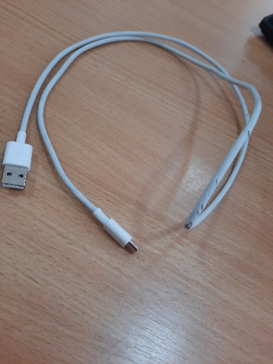 USB шнур білого кольору