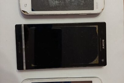 Мобільні телефони марки "Sony Xperia" чорного кольору, імеі відсутній, б/в, "Samsung" білого кольору імеі 359794054670760, імеі2: 359795054670767, б/в, "Samsung"  біло-темного кольору, імеі відсутній, б/в