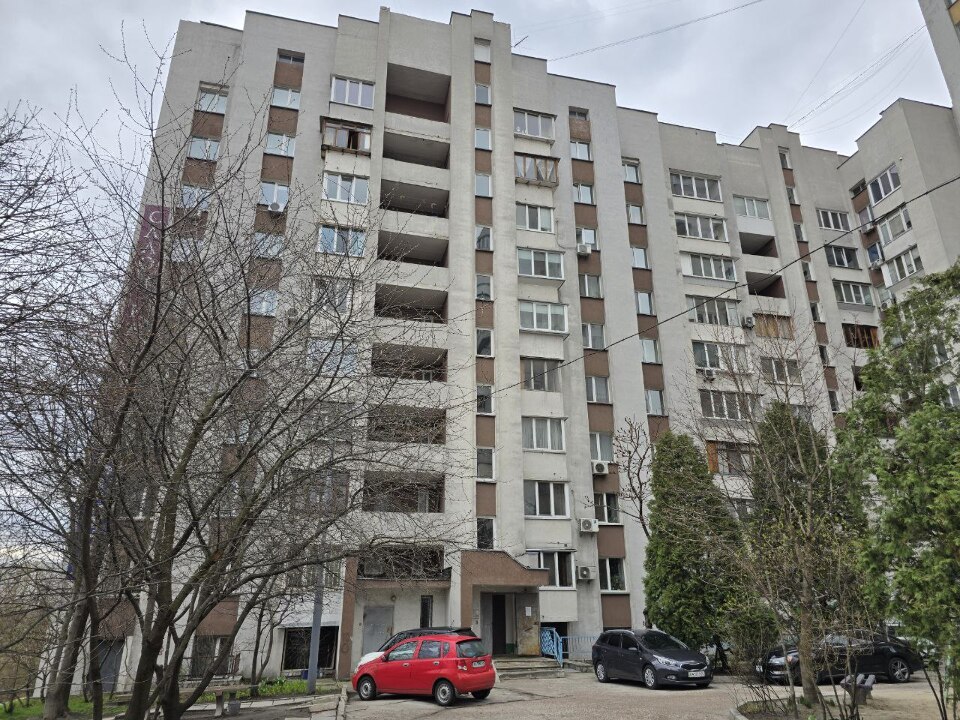 Трикімнатна квартира, загальною площею 131,5 кв.м., за адресою: м.Київ, проспект Валерія Лобановського, буд.14, кв.95