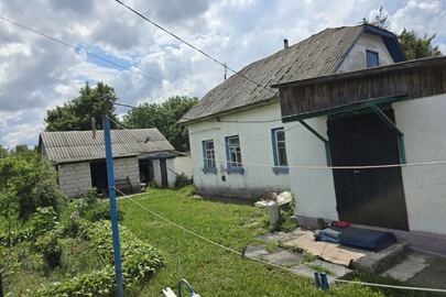 Домоволодіння, що скл. з житл. будинку з надвірн. будівлями та спорудами заг. пл. 56,9 кв.м. та земельної ділянки 7420610100:01:016:6490, заг. пл. 0,1000 га, адреса:Чернігівська обл., Ніжинський р-н(Бобровицький р-н), м. Бобровиця, вул. Щедра (Енгельса),27