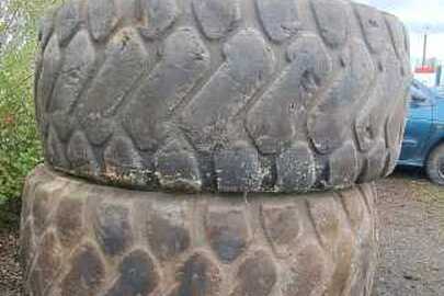 Дві пневматичні шини гумові б/в марки MICHELIN, розміром 26,5/R25 та два колеса б/в марки TRIANGLE, розміром 26,5/R25