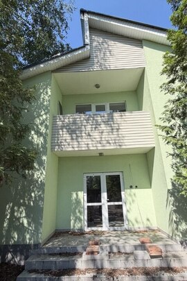 Виставковий будинок, хозбудинок, загон для скота, РНОНМ 905786632208 та зем. діл., к/н:3220880900:09:006:0124, пл. 0,5389 га, адреса: Київська обл., Бориспільський р.,с. Чубинське, вул. Виставкова,1а