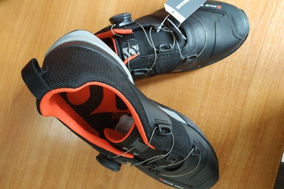 Взуття чоловіче чорного кольору з написом «STEALTH RUBBER МІ6 FIVE TEN» 