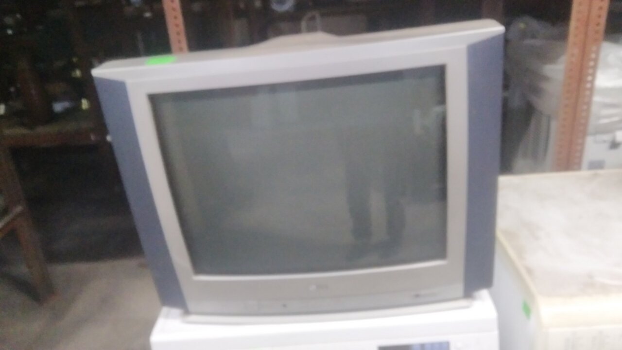 Телевізор LG, сірого  кольору, модель  №  СТ  21 MGOKE,  с/н 404 VF 001555