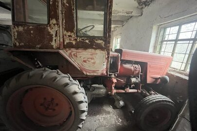 Трактор колісний марки - Т, модель 25АЗ, рік випуску -1990, реєстраційний номер - 1196ТЖ, номер (шасі) кузова - 586967, колір - червоний