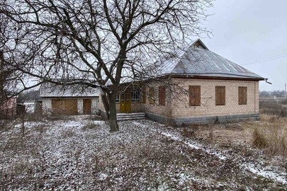 1/2 частина житлового будинку з господарськими та побутовими будівлями, загальною площею: 111,90 кв.м., за адресою: Черкаська обл., Черкаський р-н., с. Білозір'я, вул. Незалежності, буд. 256