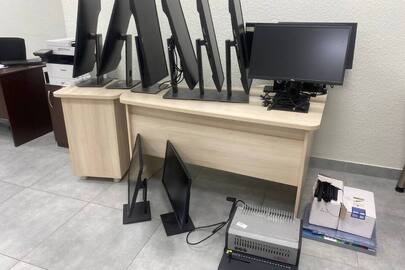 Різнотипні товари в кількості 82 одиниць, (біндер, кавомашина, шредер, мікрохвильова піч, холодильник, монітори, стілеці офісні, меблевий гарнітур, столи кутові з тумбою, тумба), бувші у використанні