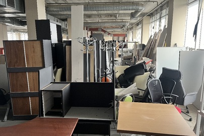 Офісні меблі та комплектуючі в асортименті в кількості 568 одиниці, бувші у використанні