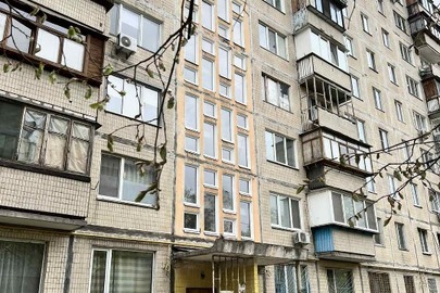 1/4 частина трикімнатної квартири загальною площею 57,30 кв.м., що розташована за адресою: місто Київ, вулиця Дмитра Павличка (кол. назва просп. Рокоссовського Маршала), будинок 4, квартира 94