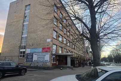 Адміністративна будівля загальною площею 1375,3 кв.м., до складу якої входять адміністративна будівля з підвалом (літера А-4) площею 1319,9 кв.м., гаражі (літера Б) площею 55,4 кв.м., що знаходиться за адресою: м. Черкаси, б-р Шевченка, 266