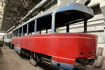 Самохідний трамвайний вагон ТЗ-SU із зовнішнім джерелом електроживлення для колії завширшки 1435 мм, рік випуску 1986, інвентарний номер 966, заводський номер кузова 175300