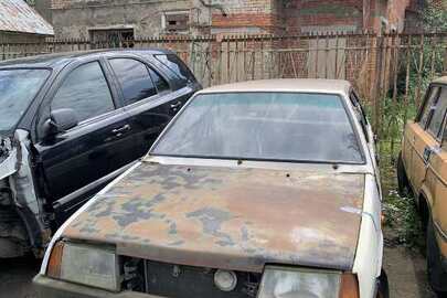 Конфіскація майна за ухвалою суду: Автомобіль марки ВАЗ, модель 21098, 1989 рік виробництва, номер кузова ХТА2109880К0436675, частина кузова з номером та заводською табличкою вварена кустарним способом, реєстраційний номер ВС6644АА