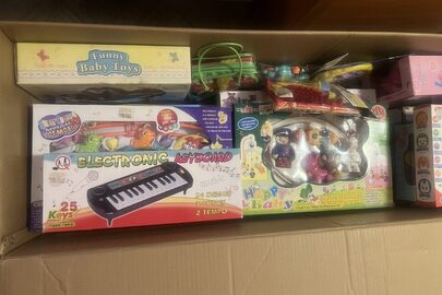 Іграшки у кількості 16 позицій, без ознак використання