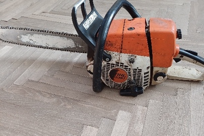 Конфіскація за рішенням суду: бензопила марки "Stihl" в оранжевому корпусі із шиною та ланцюгом, б/в