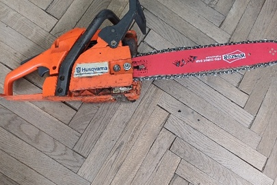Конфіскація за вироком суду:бензопила марки "Husgvarna 142" в корпусі оранжевого кольору з шиною та ланцюгом, б/в.