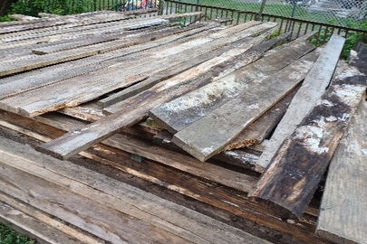 Конфіскація майна за вироком суду:пиломатеріали загальним об'ємом 7,46 м.куб.,а також 5 відрізних торців від нижньої частини стовбура незаконно зрізаних дерев.